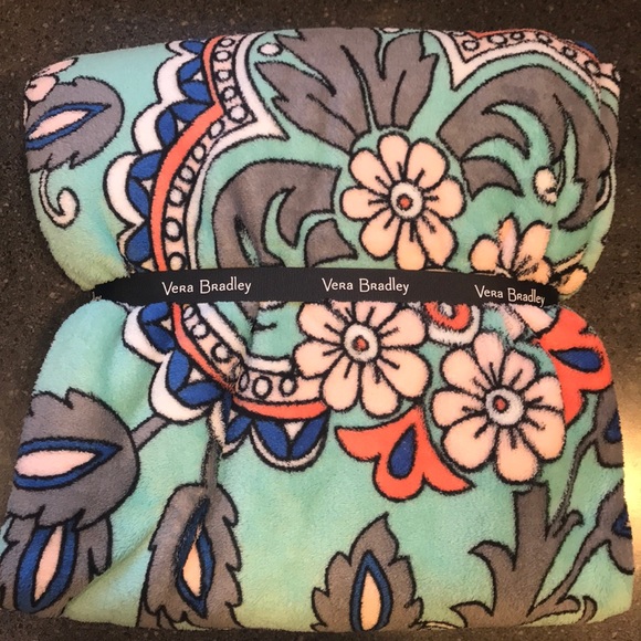 🎉CLOSET CLEAROUT🎉 NWT Vera Bradley Blanket - Picture 2 of 4